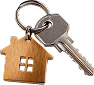 Металлический ключ на брелоке с деревянной ключницей в форме домика с четырьмя вырезами для окон — идеальный вариант для владельцев каркасных домов в Сергиев Посаде или тех, кто любит дома из бруса.